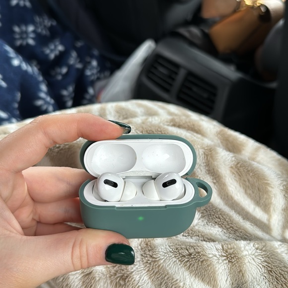 Apple AirPod Pros - Picture 1 of 3
